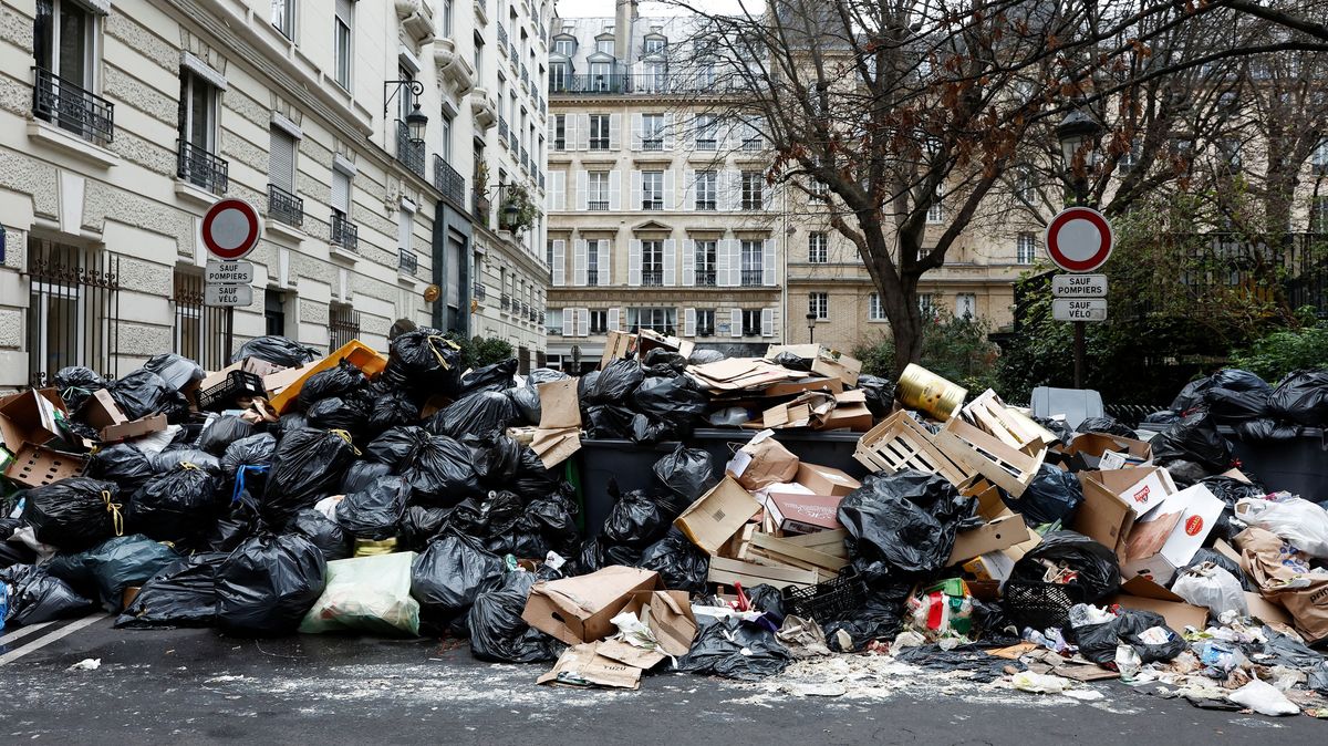 Paříž se topí v odpadcích. Popeláři stávkují